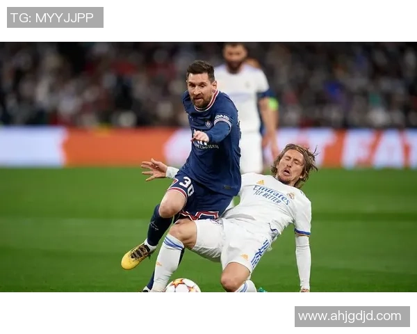 阿迪达斯庆祝与欧冠合作25周年梅西齐祖萨拉赫等明星齐聚海报发布